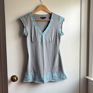 BCBG MaxAzria Gray Embroidered Cap Sleeve Tunic Blouse sz M